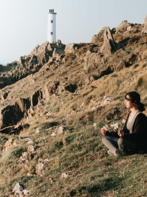 Femme assise au bord d'une falaise